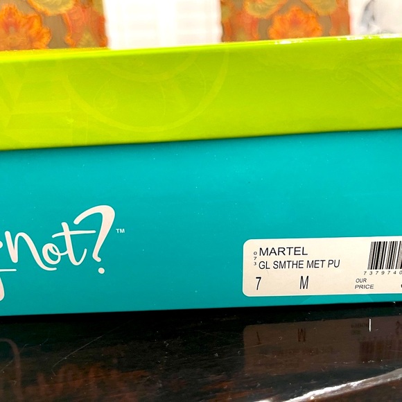 Strappy Gold Sandal with Heel ,Size 7 M, New, Never Worn - Picture 2 of 4